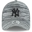 new-era-curved-brim-black-logo-9forty-engineered-fit-new-york-yankees-mlb-grey-adjustable-cap