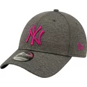 new-era-curved-brim-9forty-shadow-tech-new-york-yankees-mlb-grey-adjustable-cap-with-pink-logo