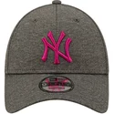new-era-curved-brim-9forty-shadow-tech-new-york-yankees-mlb-grey-adjustable-cap-with-pink-logo