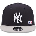 new-era-flat-brim-9fifty-team-arch-new-york-yankees-mlb-navy-blue-and-grey-snapback-cap