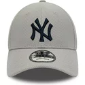 new-era-curved-brim-navy-blue-logo-9forty-diamond-era-essential-new-york-yankees-mlb-grey-adjustable-cap