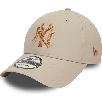 New Era Curved Brim 9FORTY Animal Infill New York Yankees MLB Beige Adjustable Cap