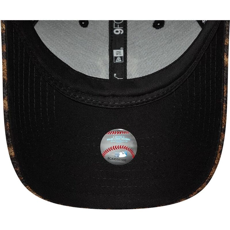 new-era-curved-brim-women-9forty-leopard-cosy-new-york-yankees-mlb-leopard-adjustable-cap