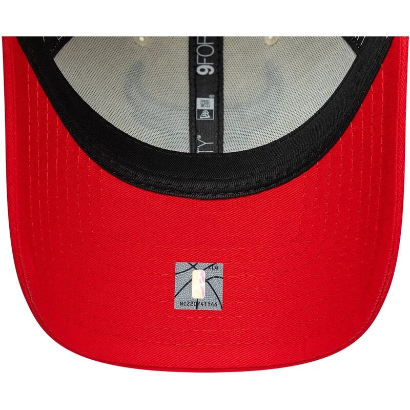 new-era-curved-brim-9forty-colour-block-chicago-bulls-nba-beige-and-red-adjustable-cap