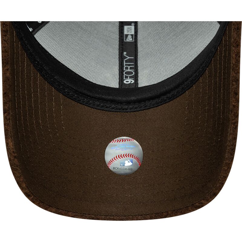 new-era-curved-brim-9forty-winter-borg-new-york-yankees-mlb-brown-snapback-cap