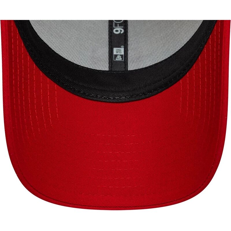 new-era-curved-brim-women-9forty-contrast-manchester-united-football-club-premier-league-beige-and-red-adjustable-cap