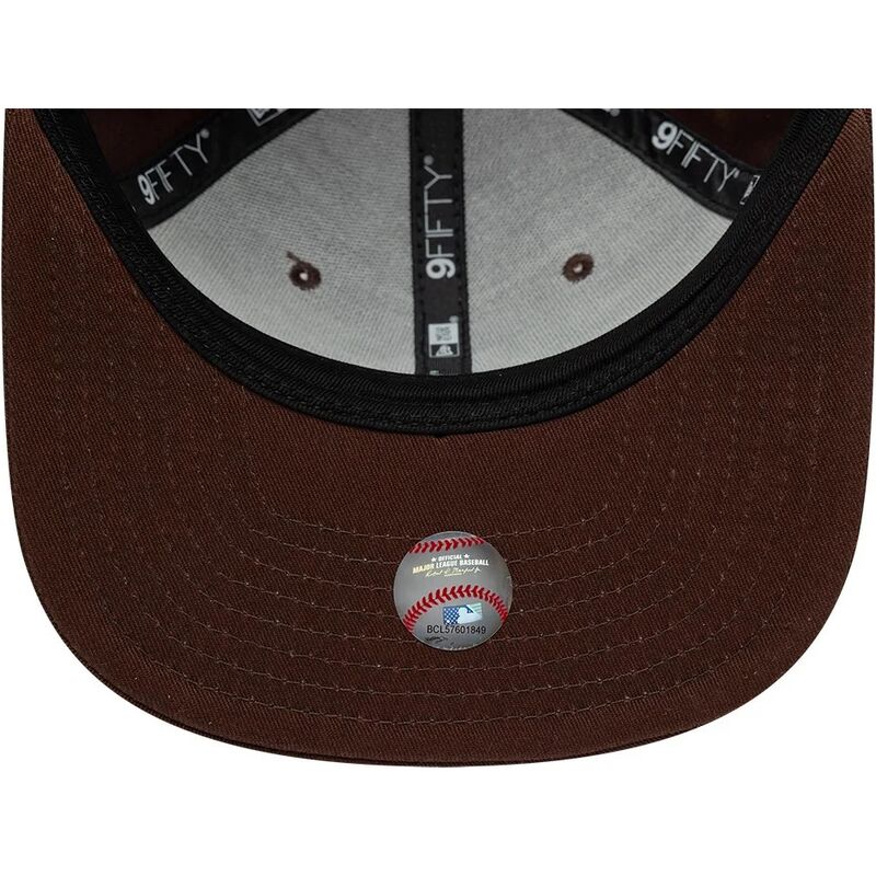 new-era-flat-brim-9fifty-original-fit-league-essential-new-york-yankees-mlb-brown-snapback-cap