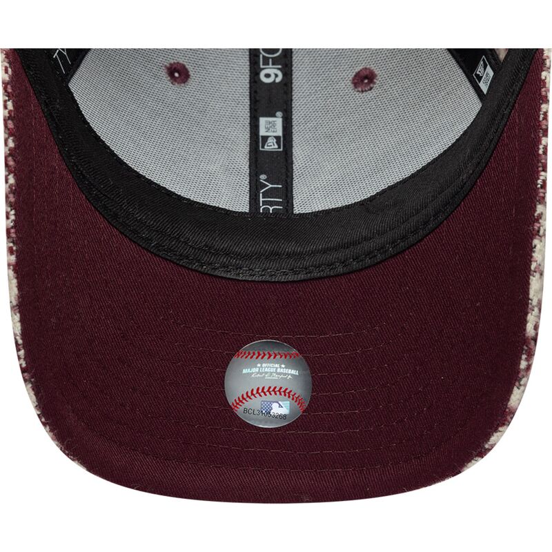 new-era-curved-brim-women-maroon-logo-9forty-m-crown-houndstooth-new-york-yankees-mlb-maroon-and-beige-adjustable-cap new-era-curved-brim-women-maroon-logo-9forty-m-crown-houndstooth-new-york-yankees-mlb-maroon-and-beige-adjustable-cap
